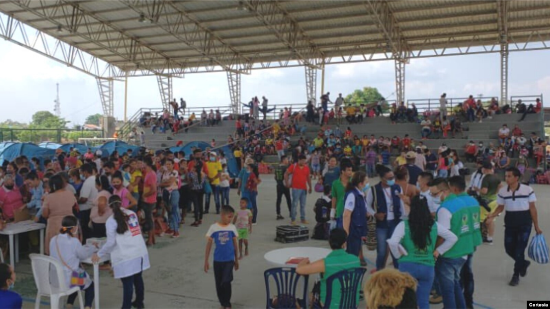 En 58 albergues las autoridades en Arauquita atienden a los más de 5.000 desplazados venezolanos que permanecen en territorio colombiano. Foto cortesía de la Defensoría del Pueblo de Colombia.