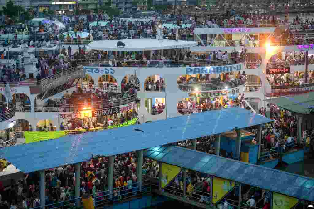 People travel back home ahead of the Muslim festival Eid al-Adha or the &#39;Festival of Sacrifice&#39; in Dhaka, Bangladesh.
