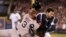 David Ross, de los Medias Rojas, colisiona con el receptor de los Tigres, Álex Ávila, en el segundo inning del juego que ganaron los primeros, 4 carreras a tres.