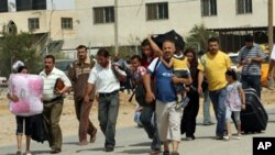 ژماره‌یه‌ک فه‌ڵسـتینی که‌ل‌وپه‌له‌کانی خۆیان هه‌ڵـگرتووه‌ و به‌ره‌و ده‌روازه‌ی نوێی په‌ڕێنه‌وه‌ی نێوان میسر و غه‌ززه‌ له‌ ڕه‌فح ده‌ڕۆن، سێشه‌ممه‌ 1 ی شه‌شی 2010