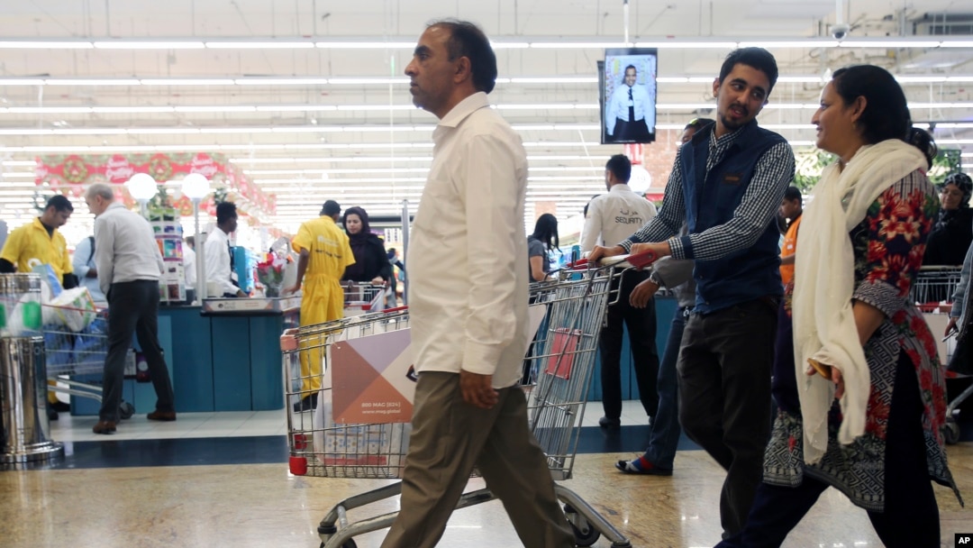 Para pengunjung keluar dari sebuah hypermarket di sebuah pusat perbelanjaan di Dubai, Uni Emirat Arab, 20 Desember 2017. Warga Dubai mulai bersiap menghadapi kenaikan harga setelah penerapan pajak pertambahan nilai (PPN) diterapkan per 1 Januari 2018.