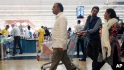 Para pengunjung keluar dari sebuah hypermarket di sebuah pusat perbelanjaan di Dubai, Uni Emirat Arab, 20 Desember 2017. Warga Dubai mulai bersiap menghadapi kenaikan harga setelah penerapan pajak pertambahan nilai (PPN) diterapkan per 1 Januari 2018.