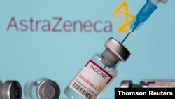 Frascos con la etiqueta "Vacuna contra el coronavirus COVID-19 AstraZeneca" aparecen en esta ilustración.