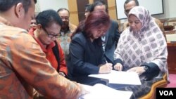 Pemerintah dan DPR menyetujui Rancangan Undang-undang tentang Pengesahan ASEAN Convention Against Trafficking in Persons, Especially Women and Children (Konvensi ASEAN menentang perdagangan orang terutama Perempuan dan Anak), di Jakarta hari Rabu 11/10. (Foto: VOA/Fathiyah). 