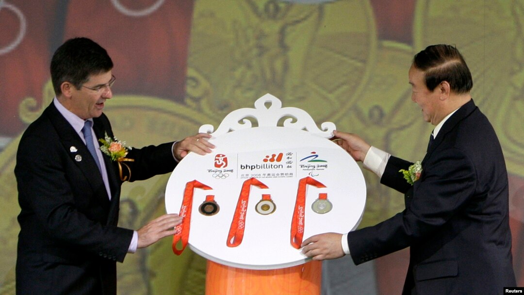 Wakil ketua Komite Olimpiade Beijing (BOCOG) Jiang Xiaoyu (kanan) menerima medali dari Pemimpin BHP Billiton China Clinton Dines dalam upacara serah terima di Beijing, 2 Juli 2008 (Foto: dok). BHP Biliton membantah laporan surat kabar Australia, Financial Review yang menuduh perusahaannya melanggar undang-undang anti-korupsi saat menjadi sponsor Olimpiade ini (13/3).