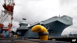 英国皇家海军“伊丽莎白女王”号航空母舰停靠在日本横须贺的美国海军基地。(2021年9月6日)