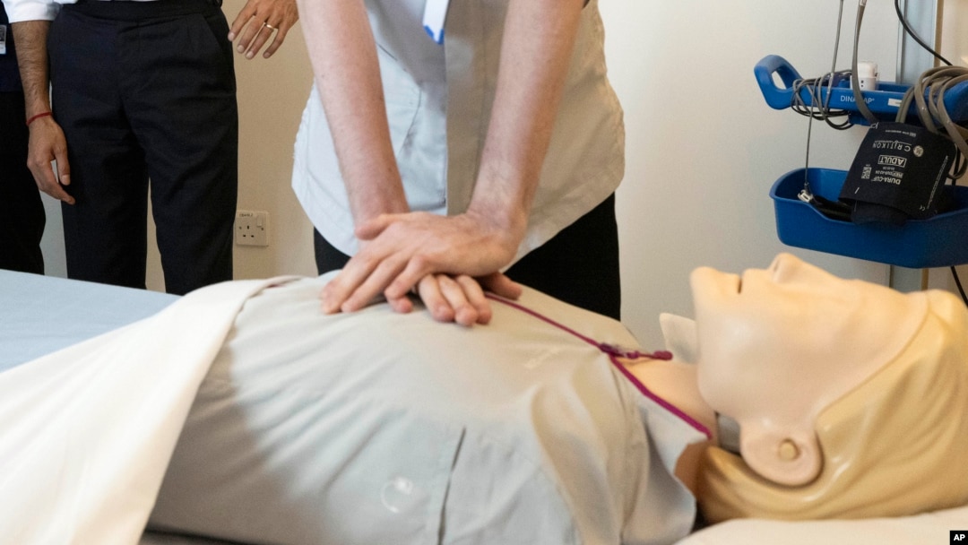 Demonstracija pružanja pomoći CPR tehnikom u Velikoj Britaniji (Foto: AP)
