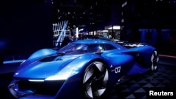 Mobil prototipe Alpine Alpenglow Hy6 dipamerkan di Paris Auto Show 2024 di Paris, Prancis, 14 Oktober 2024. (Benoit Tessier/REUTERS)