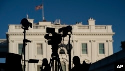 На фото: Камери ЗМІ, журналісти на тлі будівлі Білого дому у Вашингтоні. Листопад 2020.