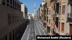 Seorang pria berjalan di kawasan perbelanjaan yang lengang di Beirut, Lebanon, 17 Maret 2021. (Foto: Mohamed Azakir/Reuters)