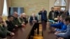 El presidente de Ucrania, Volodymyr Zelenskyy (segundo desde la izquierda) se reúne con el jefe de energía atómica de la ONU, Rafael Mariano Grossi (segundo desde la derecha) durante una visita a Zaporiyia, Ucrania, el lunes 27 de marzo de 2023. 