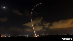 سامانه پدافند موشکی «گنبد آهنین» اسرائیل موشکی را که از نوار غزه به سمت اسرائیل پرتاب شده رهگیری می‌کند (شنبه ۱۵ مرداد ۱۴۰۱)