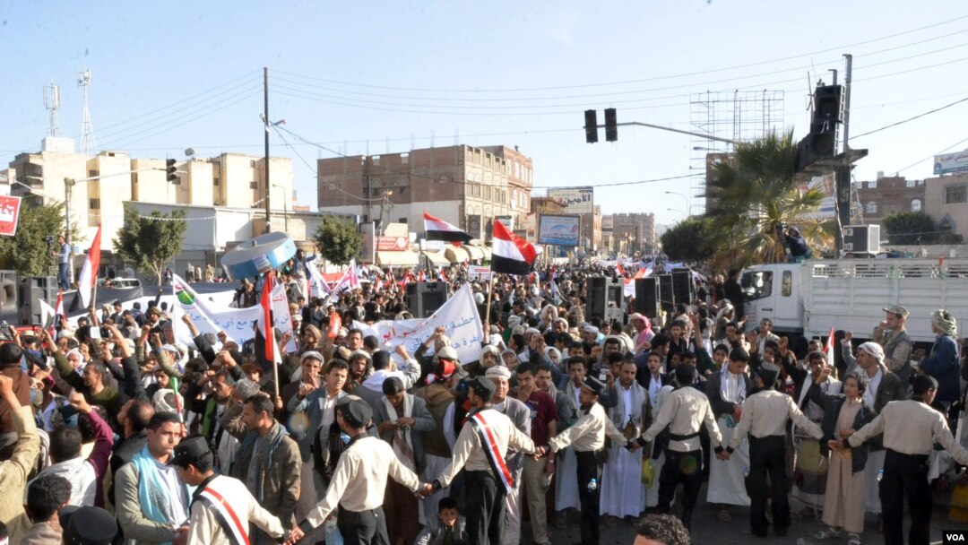 Thousands protest against Houthis in Sana'a, Yemen, Feb. 11, 2015. (Photo: Z. al-Alyaa for VOA)