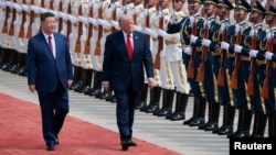 中国国家主席习近平在中国北京人民大会堂举行的欢迎仪式上，与唐纳德·特朗普总统与一同解放军检阅仪仗队。(2026年5月14日)