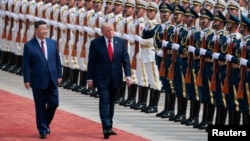 美国总统特朗普在北京人民大会堂外广场举行的欢迎仪式上，与中国国家主席习近平一同检阅解放军仪仗队。(2026年5月14日)