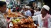 Warga membeli makanan untuk berbuka puasa Ramadan di Dhaka, Bangladesh sebelum terjadi pandemi (foto: dok). 