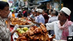 Warga membeli makanan untuk berbuka puasa Ramadan di Dhaka, Bangladesh sebelum terjadi pandemi (foto: dok). 