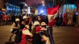 Manifestantes sostienen escudos improvisados durante una protesta contra el gobierno en Lima, Perú, el 4 de febrero de 2023. 