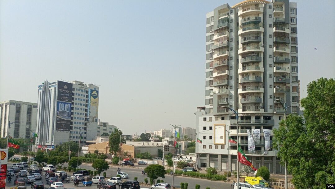 سپریم کورٹ سے غیر قانونی تعمیرات قرار دی گئی کثیر المنزلہ عمارت نسلہ ٹاور کو کراچی کی انتظامیہ نے 24 نومبر سے گرانے کا عمل شروع کیا۔  (فائل فوٹو)