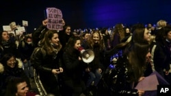 ARCHIVO - Personas participan de un acto por el Día Internacional de la Mujer en Pamplona, España, el 8 de marzo de 2022