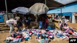 Des vêtements d'occasion sont vendus au marché de Gisozi, l'un des rares encore en activités, à Kigali, Rwanda, 8 juin 2018.