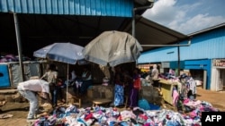 Des vêtements d'occasion sont vendus au marché de Gisozi, l'un des rares encore en activités, à Kigali, Rwanda, 8 juin 2018.