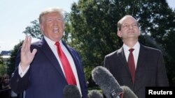 Presiden AS Donald Trump memberikan keterangan kepada wartawan di samping Menteri Tenaga Kerja Alex Acosta sebelum bertolak ke Milwaukee, Wisconsin dari Pelataran Selatan Gedung Putih, Washington, D.C., 12 Juli 2019. REUTERS / Kevin Lamarque ??