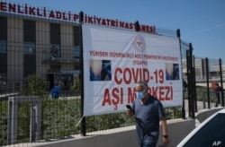 Un hombre llega para recibir una dosis de la vacuna Pfizer COVID-19 en un hospital, en Ankara, Turquía, el 1 de mayo de 2021.