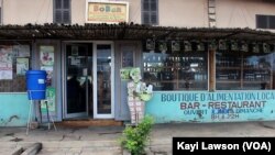 Façade principale du Restaurant de mets locaux Bobar, Lomé, 7 octobre 2020. (VOA/Kayi Lawson) 