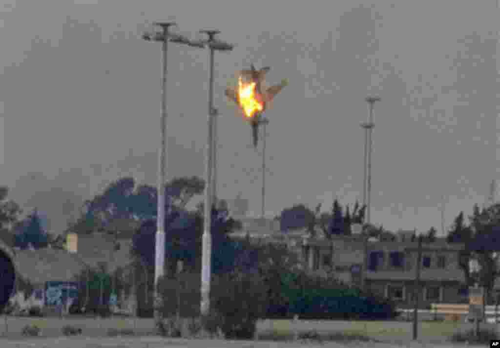 Caça líbio abatido por fogo rebelde, nos arredores de Benghazi