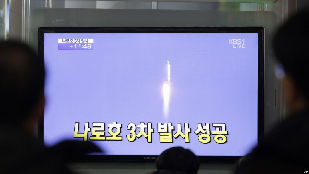 Warga Korea Selatan mengamati televisi di sebuah stasiun kereta di Seoul, Korea Selatan yang menayangkan peluncuran roket pertama Korea Selatan (30/1).