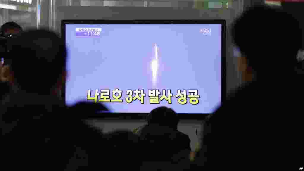 South Koreans watch a television broadcast reporting the country's first rocket launch at Seoul Railway Station in Seoul, South Korea, January 30, 2013.