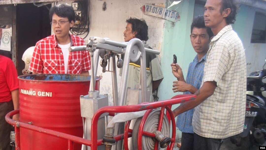 Pawang Geni, alat pemadam kebakaran kreasi warga Solo, untuk menjangkau pemukiman padat. (Foto: VOA/Yudha Satriawan)