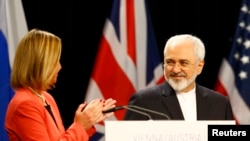 Javad Zarif, ministre iranien des Affaires étrangères, en compagnie de la responsable de la diplomatie européenne, Federica Mogherini, Vienne, Austriche, le 14 Juillet 2015. (REUTERS/Leonhard Foeger)