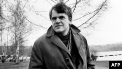 ARCHIVO: Una foto de Milan Kundera en 1973.