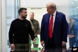 El entonces candidato presidencial republicano Donald Trump se reunió con el presidente de Ucrania Volodymyr Zelenskyy en la Torre Trump, el viernes 27 de septiembre de 2024, en Nueva York. (Foto AP/Julia Demaree Nikhinson)