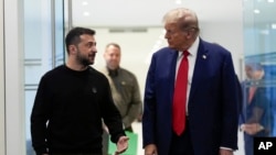 El expresidente Donald Trump, candidato presidencial republicano, se reúne con el presidente de Ucrania, Volodymyr Zelenskyy, en la Torre Trump, el viernes 27 de septiembre de 2024, en Nueva York. (Foto AP/Julia Demaree Nikhinson)