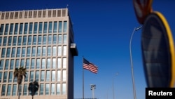 ARCHIVO - La bandera de Estados Unidos se ve en la Embajada en La Habana, el 3 de marzo de 2022.