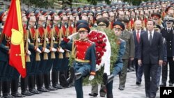 Britain's Prime Minister David Cameron (2nd R) takes part in a wreath laying ceremony at the Tomb of the Unknown Soldier by the Kremlin Wall, during his visit to Moscow, September 12, 2011.
