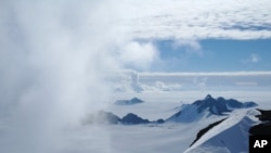 En esta foto de 2011 provista por el investigador Hamish Pritchard, nubes de verano se agitan en torno de los Picos Staccato de la isla Alexander frente a la península antártica.Según un estudio difundido el miércoles 13 de junio de 2018, el derretimiento de la Antártida se acelera a un paso alarmante. 