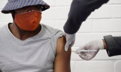 داوطلبی در آفریقای جنوبی، واکسن طراحی شده توسط دانشگاه آکسفورد بریتانیا را دریافت می‌کند