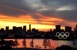 Cincin Olimpiade di Tokyo, Jepang, saat matahari terbenam, 20 Juli 2021.