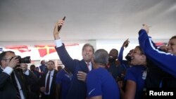 리우데자네이루 올림픽 개막식 참석을 위해 브라질에 도착한 존 케리(가운데) 미 국무장관이 5일 현지에서 미국 대표팀 선수들과 함께 '셀카'를 찍고있다.