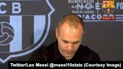 Andrés Iniesta, capitaine emblématique du FC Barcelone, à droite, lors de la signature pour prolonger son contrat, Barcelone, 6 septembre 2017. (Twitter/Leo Messi‏ @messi10stats)