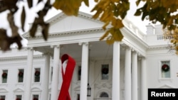 Червона стрічка на Білому домі США у Всесвітній день боротьби зі СНІДом 
