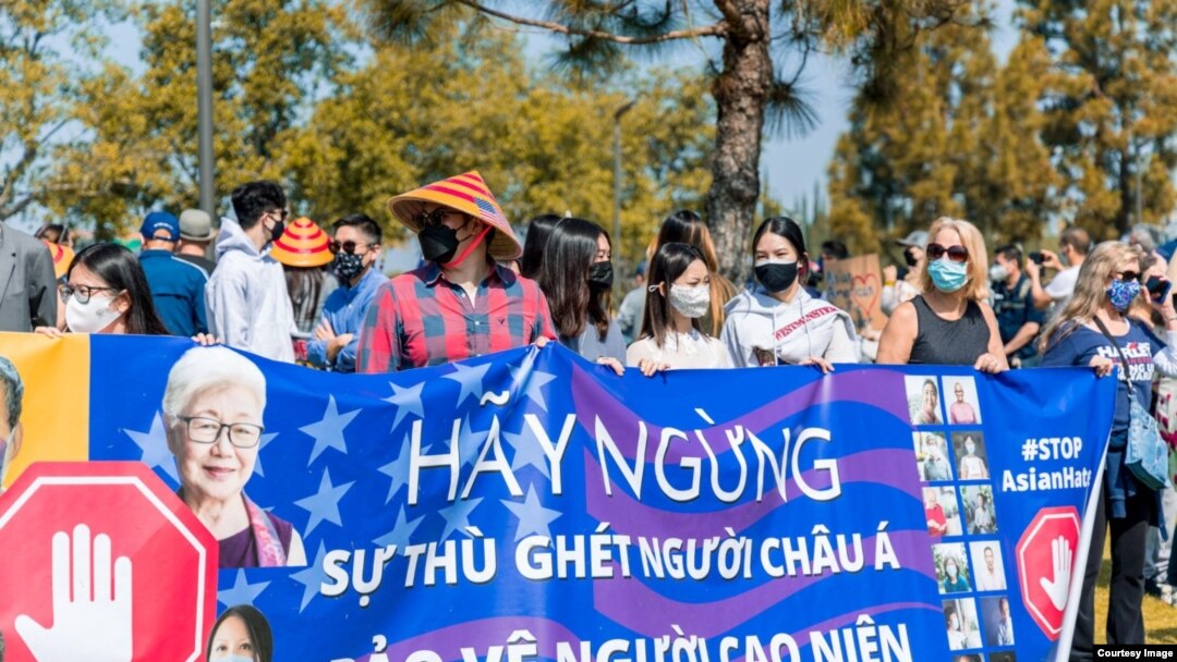 Đa số người Việt tuần hành chống kỳ thị người gốc Á ở Little Saigon là người trẻ