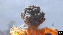Explosion d'un véhicule des forces loyales à Mouammar Kadhafi suite a une attaque des forces occidentales, entre Benghazi et Ajdabiyah