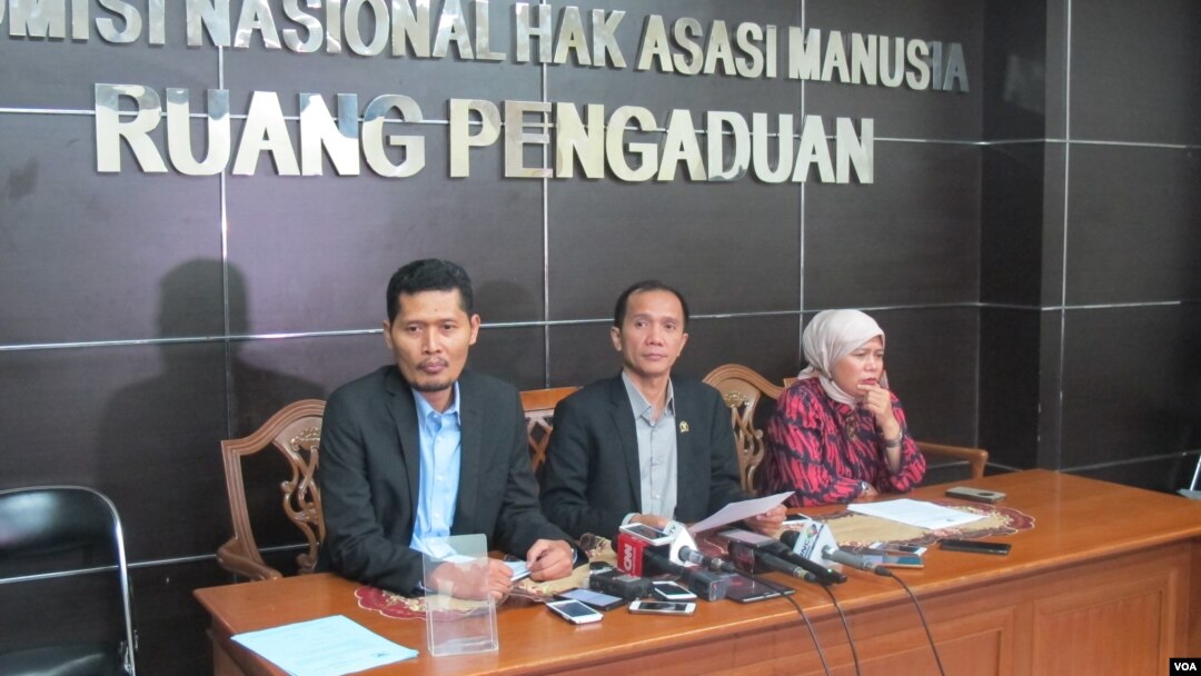 Komnas HAM melakukan jumpa pers tentang persekusi di kantornya di Jakarta Senin (6/6). Ketua Komnas HAM Nur Kholis (tengah) dan Roichatul Aswidah, Koordinator Subkomisi Pendidikan dan Penyuluhan Komnas HAM (kanan). (Foto: VOA/Fathiyah)