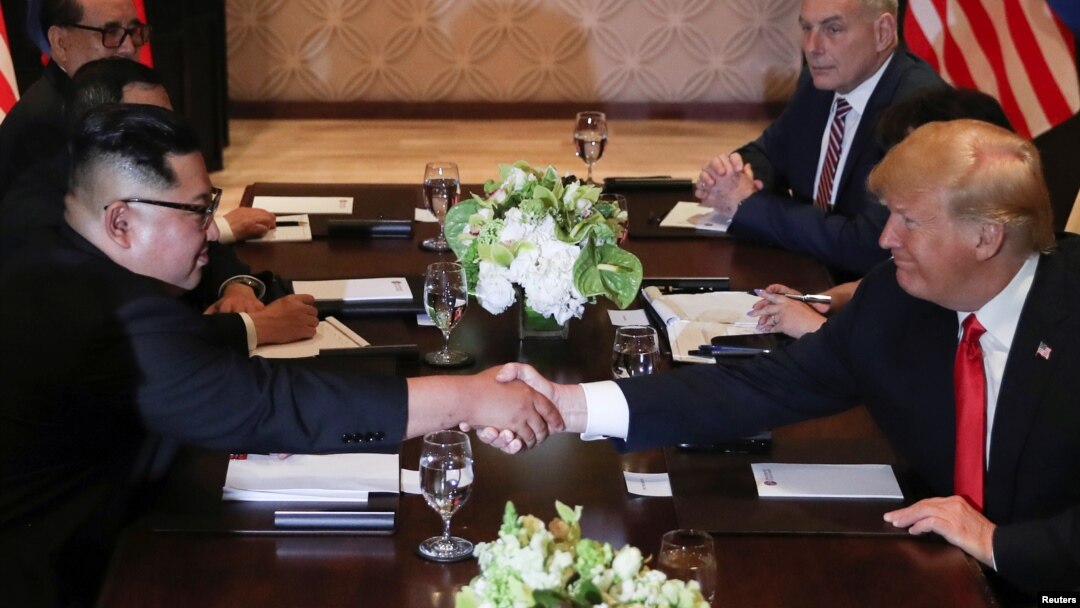 Predsednik SAD Donald Tramp i severnokorejski lider Kim Džong Un, rukuju se pred početak bilateralnog sastanka u proširenom sastavu u hotelu Kapela na ostrvu Sentoza u Singapuru