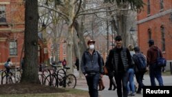 지난 3월 미국 하버드 대학교 교정을 걷고 있는 학생들. 